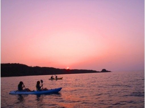 【沖縄・恩納村】サンセットカヤックの冒険ツアー （1.5h）海に揺られながら夕陽に癒されちゃいましょう！の画像