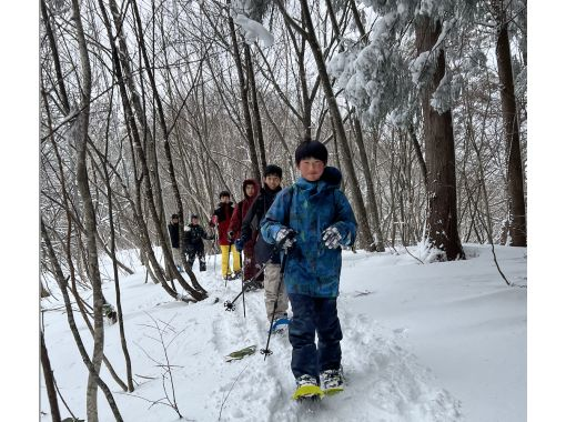 [Nagano/ Hakuba] Snowshoe tour experience! A professional guide will guide you from a local perspective while watching the wonderful scenery in Hakuba Village! The tools necessary for the tour are also set!の画像