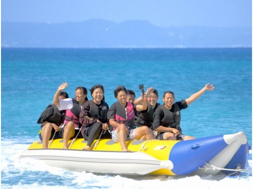 [Okinawa Tsuken Island] A plan to enjoy BBQ & banana boat on the wooden deck terrace with all seats ocean view!の画像