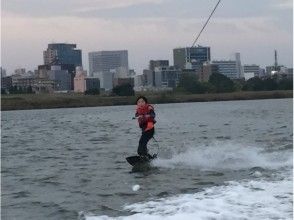 【大阪・初心者向け・大人気プラン】USJから近い！ウェイクボードを体験してみよう！（２時間半）