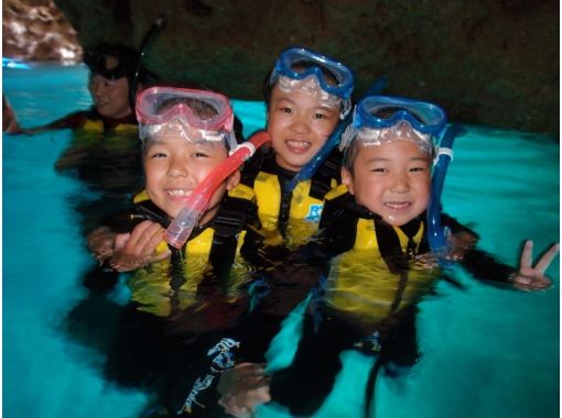 [前田沖繩讀谷恩納]享受流行的藍色斑點潛水的絕景的洞窟の画像