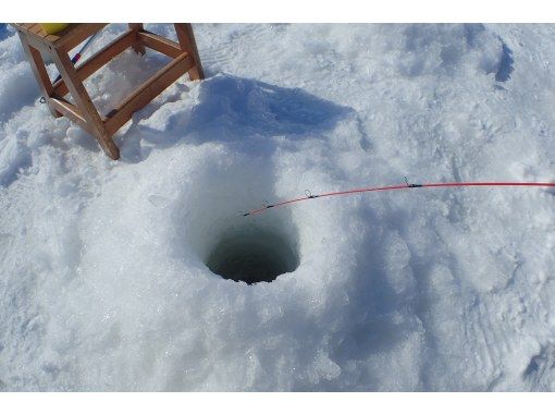 [Hokkaido Okhotsk area] Ozora town Memanbetsu lakeside ice fishing (ice fishing for smelt) experience tour. You can eat it as tempura on the spot. with transportationの画像