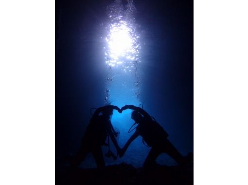 [讀谷沖繩恩納前田]神秘流暢藍色的絕景的洞穴潛水經驗の画像