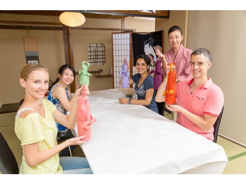【Tokyo】Traditional Furoshiki Cloth Wrapping Experienceの紹介画像