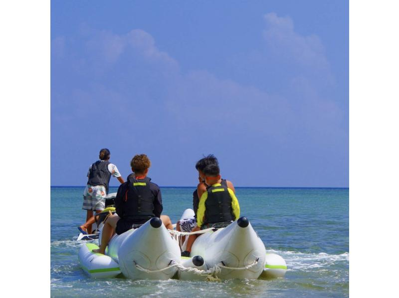 [Okinawa Kunigami-gun] Banana boat (towing tube)-Towing a banana-shaped double boat with a jet ski