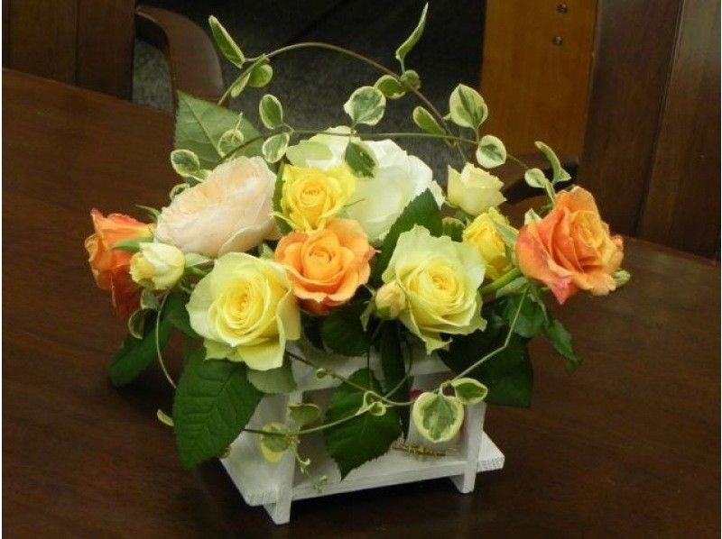 【滋賀・竜王】初心者の方向け！イングリッシュローズを使用した「フラワーアレンジメント体験」｜プレゼントにもおすすめ◎｜の紹介画像