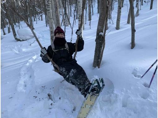 [Hokkaido/Otaru] Snowshoe experience in Otaru Forest <half day (morning/afternoon), beginners OK, lecture included>の画像