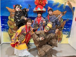 [One stop from Naha Airport (Akamine)] (about 120 minutes) Experience playing an entire Okinawan sanshin and a quick Ryukyu costume experience