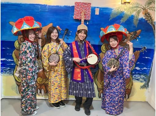 [One stop from Naha Airport (Akamine)] (about 120 minutes) Experience playing an entire Okinawan sanshin and a quick Ryukyu costume experienceの画像