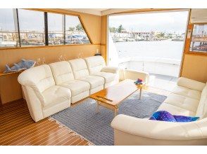 [West Coast, Whale Watching, Half-Day, Private Salon Cruise Ship] Fully air-conditioned and equipped with a windbreak, so you can search for whales in a comfortable space with complete protection from the cold!