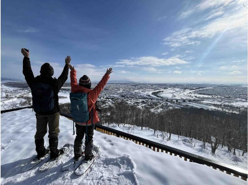 Hokkaido・旭川「Guide　Office　Pika」　Snowshoe (snow trekking)ツアーを楽しむ女性