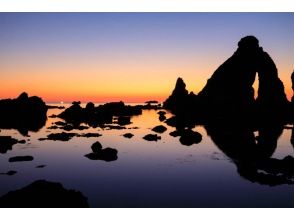 【新潟・佐渡】佐渡ならではの体験！「七浦海岸の奇岩・景勝と能舞台そしてトキに会う旅」観光タクシーで楽々悠々♪