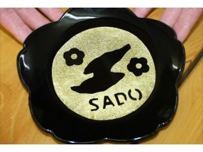 [Niigata/Sado] Easy gold leaf pasting experience at Sado Gold Mine! Gold leaf pasted on the plate♪