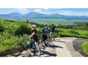 [Kumamoto/Aso] ~ A professional guide will guide you to the superb view of the grassland that is usually not accessible ~ Experience the grassland with special permission! Aso Caldera "Millennium Grassland" E-MTB Ride