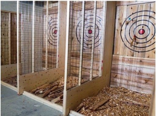 【東京・浅草】アメリカで大流行！AXE THROWING®︎｜爽快度MAX！ダーツのように斧を投げて得点を競い合おう！の画像