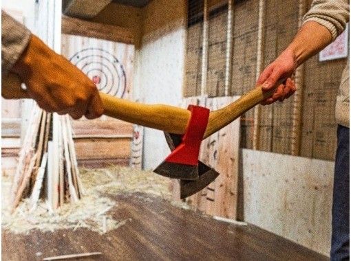 【東京・浅草】アメリカで大流行！AXE THROWING&reg;︎｜爽快度MAX！ダーツのように斧を投げて得点を競い合おう！の画像