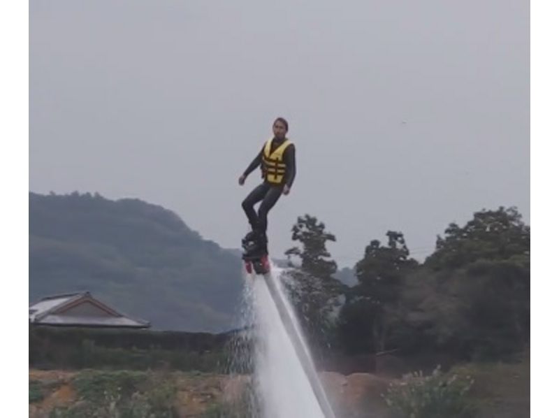 【愛媛 南宇和 愛南】大人気フライボード!水圧で空を飛ぶ爽快体験!の紹介画像