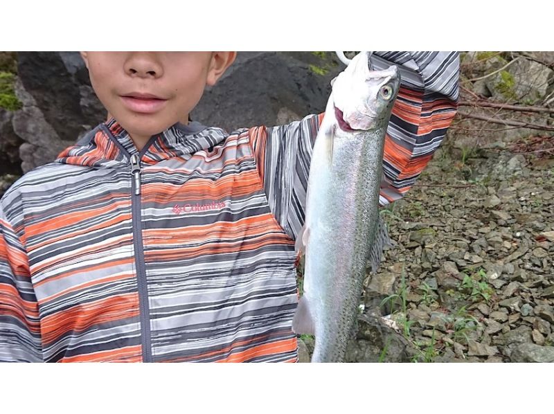 [Yamanashi/Lake Motosu] For families! OK all year round *Lake Motosu*Rainbow trout lure fishingの紹介画像