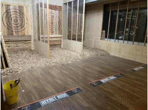 【東京・池袋】アメリカで大流行！AXE THROWING｜爽快度MAX！ダーツのように斧を投げて得点を競い合おう！の画像