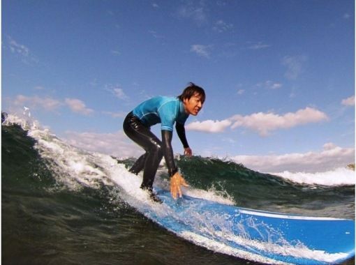 【沖縄 恩納村】サーフィンスクール ザ・入門コース ＜初心者向け・本気でサーフィンを始めたい方＞の画像
