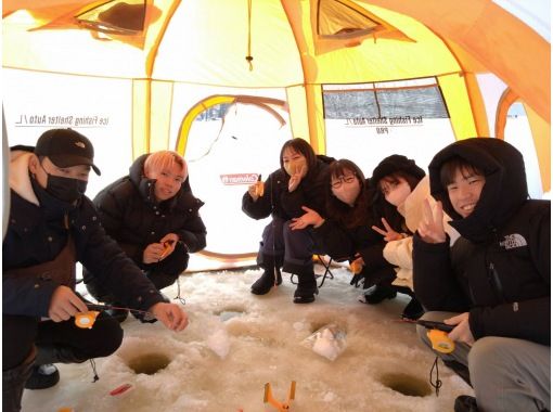 [Hokkaido, Sapporo area] Experience ice fishing for wakasagi (smelt) without bringing anything with you! Free rental boots! Wakasagi tempura is also included!の画像