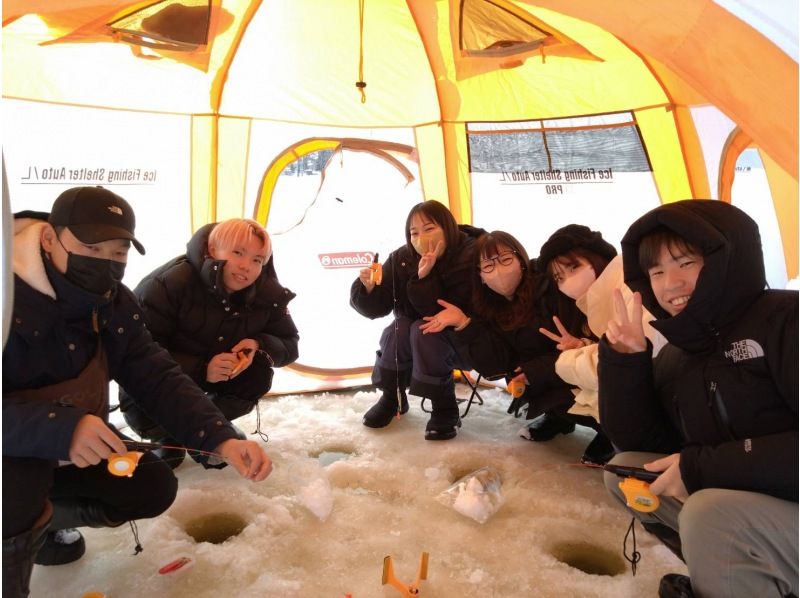 [Hokkaido, Sapporo area] Experience ice fishing for wakasagi (smelt) without bringing anything with you! Free rental boots! Wakasagi tempura is also included!の紹介画像