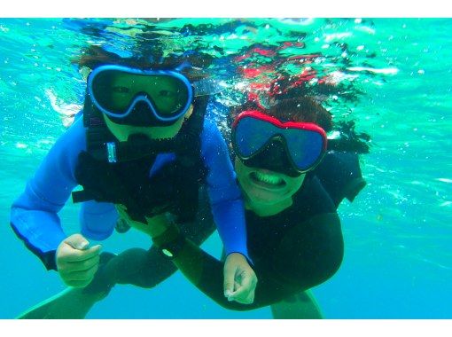 [Okinawa/Onna Village] Underwater data included! Participation is OK from 3 years old! ! First time snorkel cheering group ★ Zanee Beach snorkeling tour ★ Fish doctor book gift ♪の画像