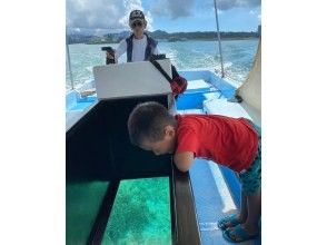 Free for preschool children and over 60 years old [Okinawa, Onna Village, glass boat] Fish feeding included! Same-day reservations welcome! Take a ride and explore the sea! Onna village glass boat excursion with a spectacular view!の画像