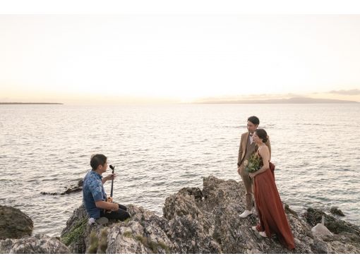 [Okinawa Ishigaki Island] Beach & Sunset Sanshin live performance photo wedding ♪ Wedding photo ♪ Sanshin live performance during beach shooting and sunset shooting ♪の画像