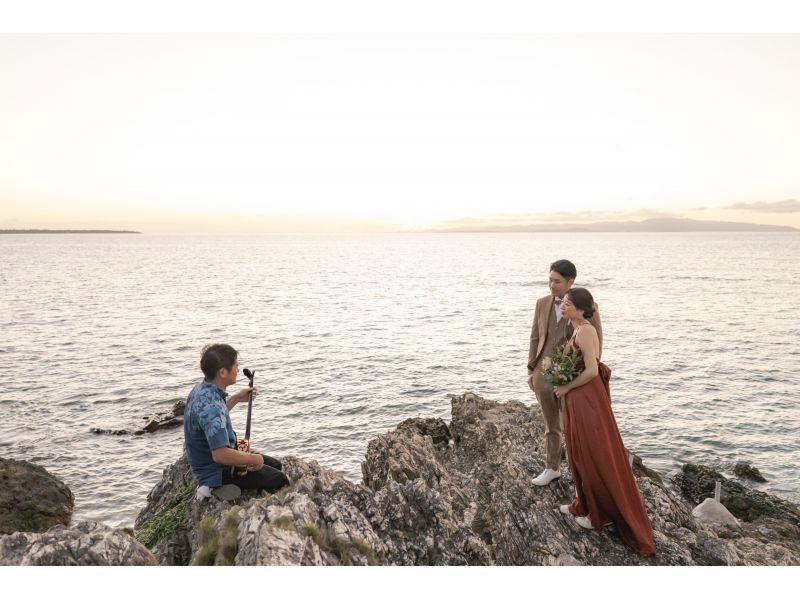 [โอกินาว่า อิชิงากิ] ชายหาด & พระอาทิตย์ตก Sanshin ภาพถ่ายงานแต่งงาน photo ภาพถ่ายงานแต่งงาน♪ การแสดงสด Sanshin ระหว่างการถ่ายภาพชายหาดและการถ่ายภาพพระอาทิตย์ตก♪の紹介画像