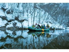 [Hokkaido, Sapporo, Jozankei] Down the river in the clear air while looking at the snowy scenery - Snow rafting - (includes bonfire and roasted marshmallows)