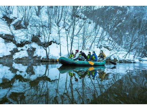 [Hokkaido, Sapporo, Jozankei] Down the river in the clear air while looking at the snowy scenery - Snow rafting - (includes bonfire and roasted marshmallows)の画像