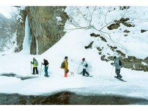 [Hokkaido, Sapporo, Jozankei] Let's walk through the forest with snowshoes, which can only be visited in winter! ～Tekuteku Winter Forest Exploration Tour～ (includes bonfire and roasted marshmallows)