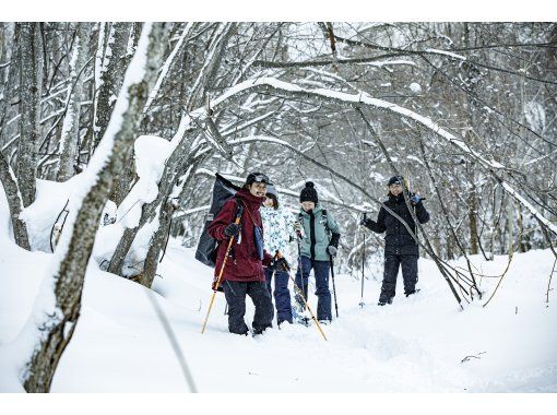 [Hokkaido, Sapporo, Jozankei] Recommended for those who want to do a little skiing or walk through the winter forest! ~Smooth Snow Hike~ (includes bonfire and roasted marshmallows)の画像