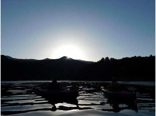 [Gunma Midori City] To the fantastic world of early morning ♪ You can ride from 3 years old! Kusaki Lake early morning canoe tour ☆ Free photos during the tour!の画像