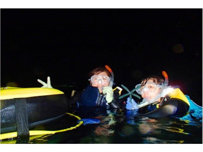[โอกินาว่า・ เมืองโมโทบุ] ไปดูปะการังและปลาเขตร้อนตอนกลางคืน!การดำน้ำตื้น(Snorkeling)แน่นอนตอนกลางคืนの紹介画像