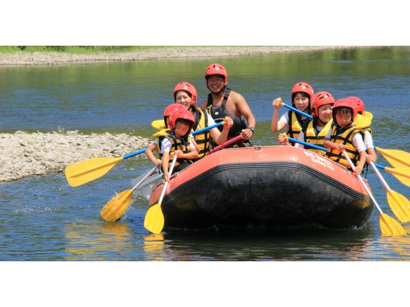 Participation is possible from 5 years old! Hozugawa family rafting [near the station, with parking]. Great adventure to enjoy as a family! Swim, play and have fun! Make memories with the whole family!の紹介画像