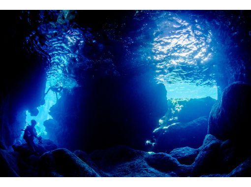 【沖縄・宮古島】これぞ圧巻の絶景！1組貸切！人気NO.1青の洞窟体験ダイビング♪シャワー・トイレ完備（送迎・バスタオル・写真・動画サービス）の画像