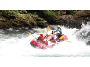 [9:00-/13:00-] Excitement to run! Yoshino River half-day rafting. Full throttle of adrenaline with friends and couples! With 25 years of experience and a trustworthy big smile!