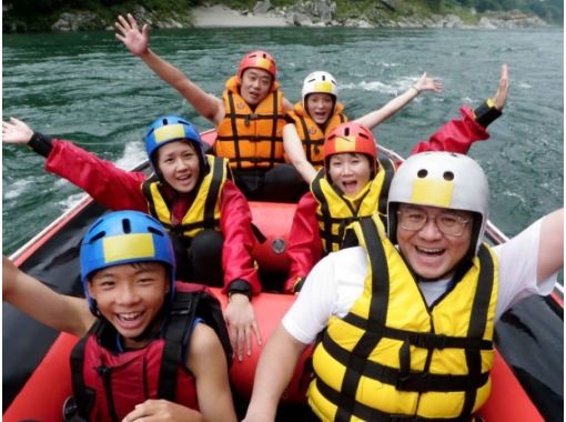 小さな勇者たちの大冒険！吉野川ファミリーラフティング。自然と触れ合い、激流を乗り越えて大笑顔に。小学1年生～　集合は池田ベースです。の画像