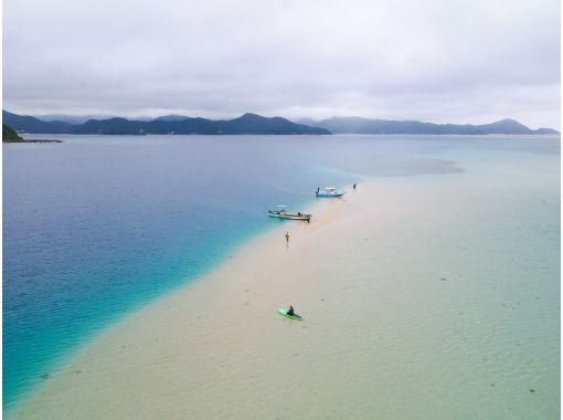奄美大島★チャンスは年に数回！砂浜が現れる幻のビーチかくれ浜【クリアSUPツアー】120分【地域クーポン対応】※ドローン空撮動画等撮影無料！の画像