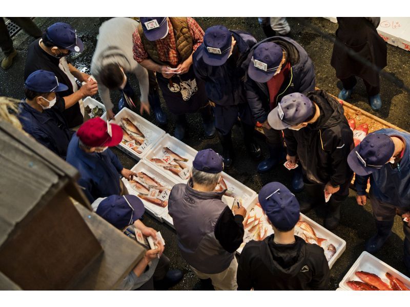 【静岡・熱海】セリ見学からひもの造りまで！ 熱海魚市場でセリ見学＆買い付けからのひもの造り体験♪干物のイメージが変わります！の紹介画像