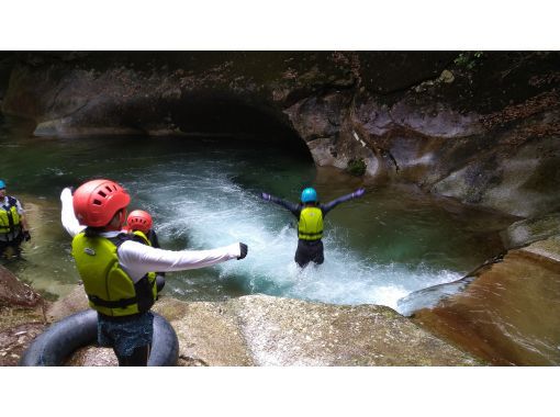 【大分・佐伯市】1組限定【日帰り】夏の藤河内渓谷ｴﾒﾗﾙﾄﾞ渕「沢滑り/飛込み/泳ぎ」(弁当.ｺｰﾋｰ.おやつ/♨️付)【装備無料】７～9月の画像