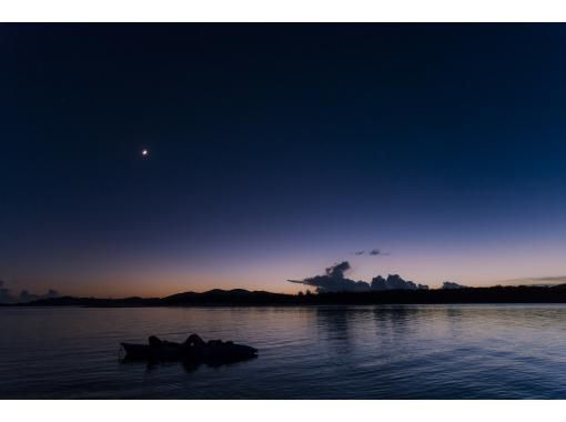 【沖縄・久米島】夕陽と星空の感動体験！！　サンセット&ナイトカヤックツアー　【当日予約OK・夜の久米島の海を満喫するナイトツアー・現地集合】の画像