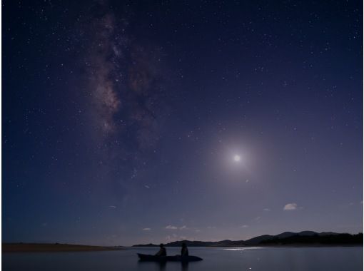【沖縄・久米島】夕陽と星空の感動体験！！　サンセット&ナイトカヤックツアー　【当日予約OK・夜の久米島の海を満喫するナイトツアー・現地集合】の画像