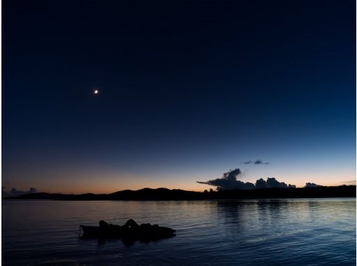 【沖縄・久米島】夕陽と星空の感動体験!! サンセット&ナイトカヤックツアー 【当日予約OK・夜の久米島の海を満喫するナイトツアー・現地集合】の画像