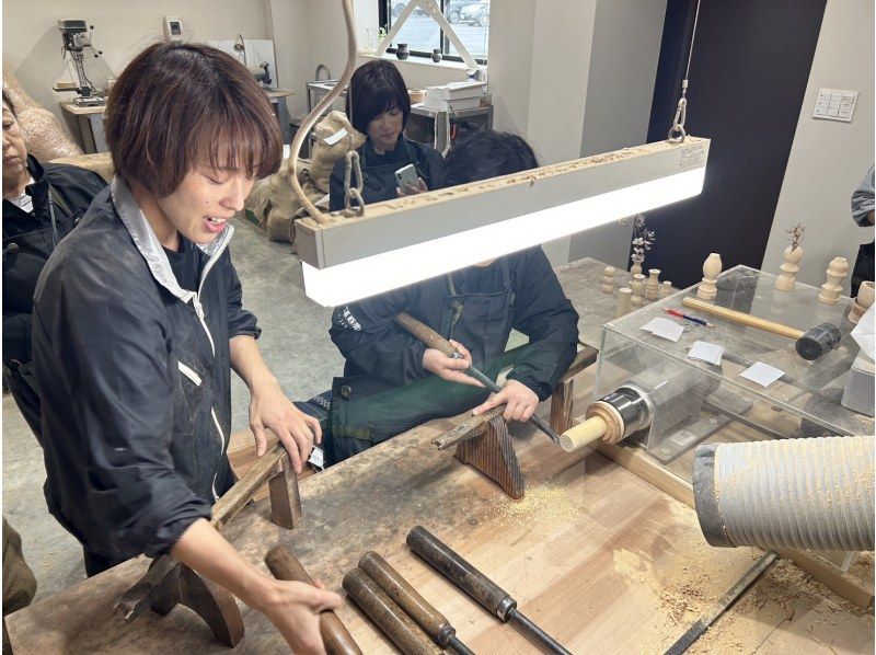 【石川・加賀】木地挽きろくろ体験！山中漆器の製造現場見学とカフェドリンク付の紹介画像