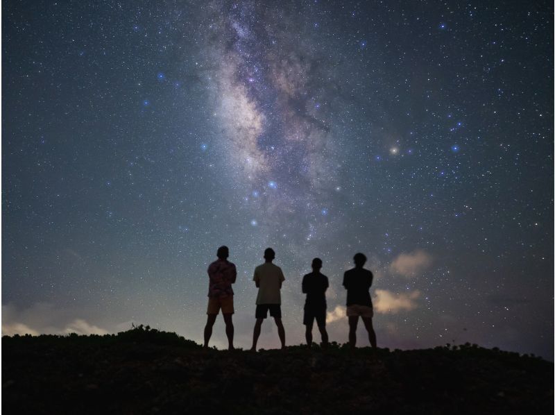 밀키웨이 재팬의 밤하늘 관측 투어에 참가하는 남자 그룹