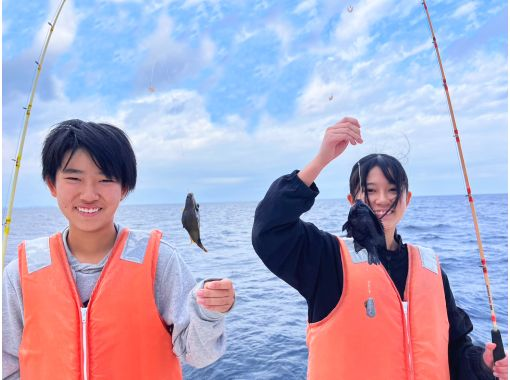 宜野湾発！初心者向けボートフィッシング♪魚は港内の提携店で食べれます☆室内&トイレ完備！の画像