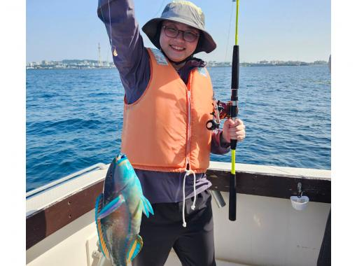 宜野湾発！初心者向けボートフィッシング♪魚は港内の提携店で食べれます☆室内&トイレ完備！の画像